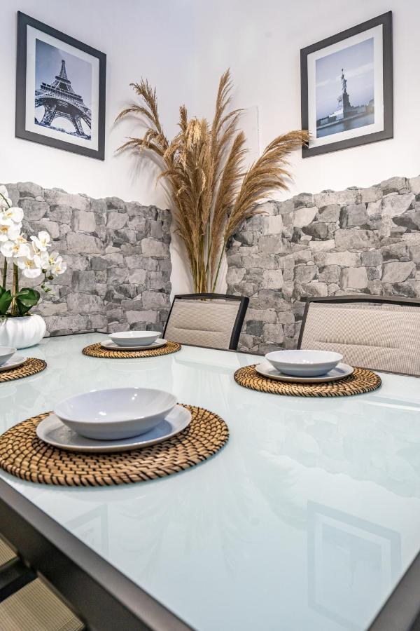 Exquisite Studio Apartment With An Original Design Valenza Esterno foto