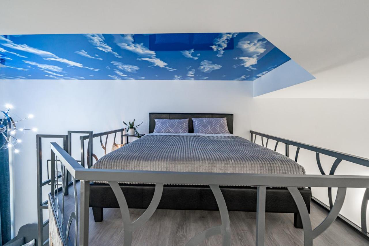 Exquisite Studio Apartment With An Original Design Valenza Esterno foto