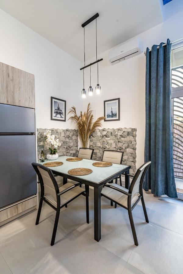 Exquisite Studio Apartment With An Original Design Valenza Esterno foto