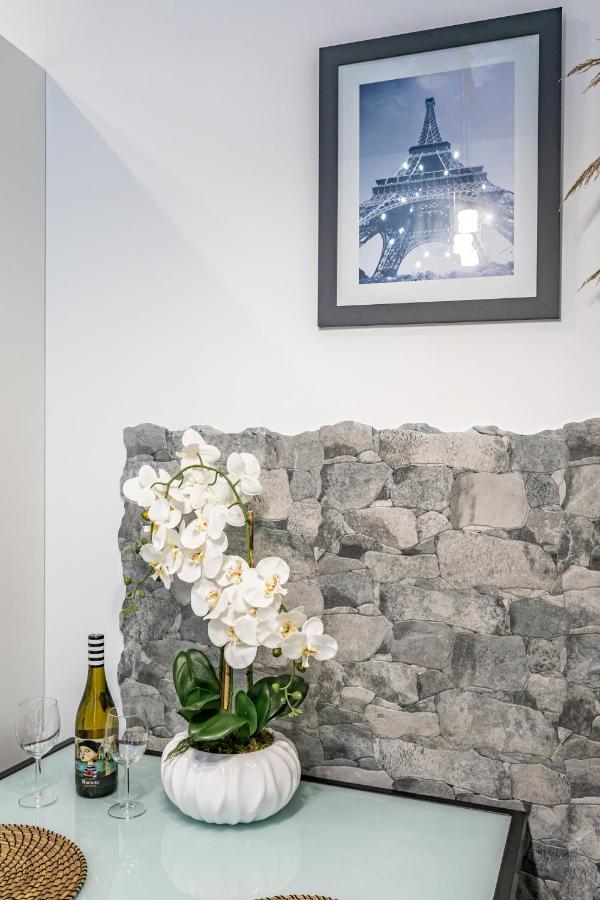Exquisite Studio Apartment With An Original Design Valenza Esterno foto