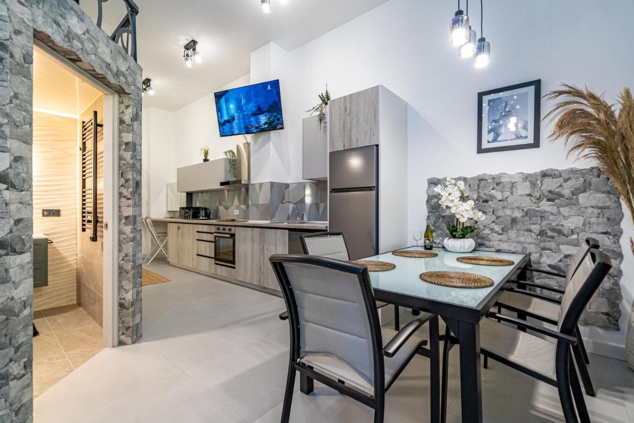 Exquisite Studio Apartment With An Original Design Valenza Esterno foto