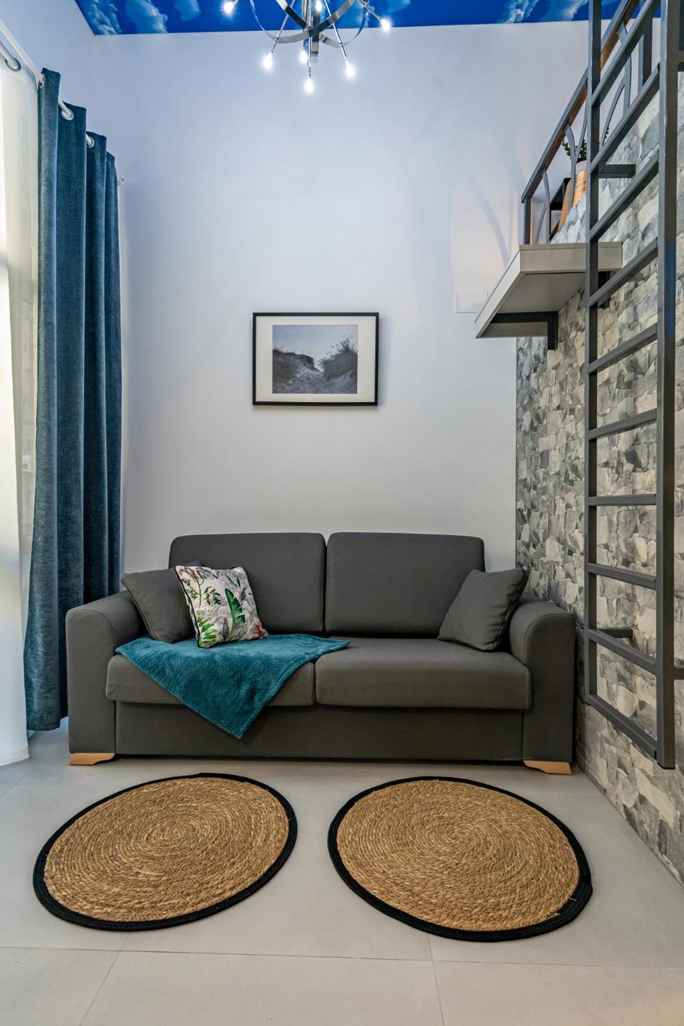 Exquisite Studio Apartment With An Original Design Valenza Esterno foto